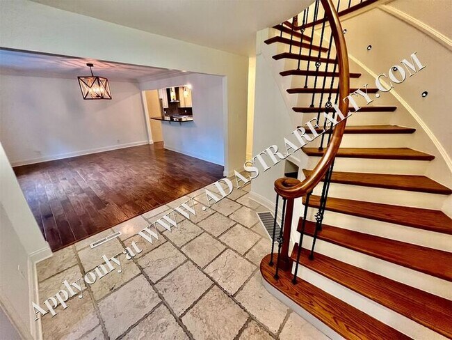 Building Photo - Beautiful 4 Bed 3.5 Bath Home in Fairway-Available NOW!!