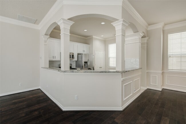 Building Photo - 5417 Lillian St