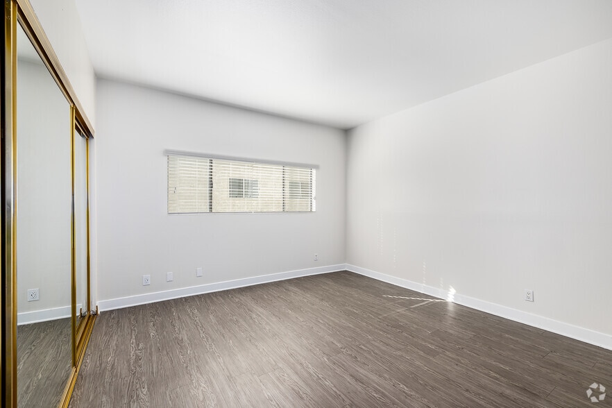 2BR, 2BA - 1,100SF - Primary Bedroom - Citronia Luxe Towers Apartments