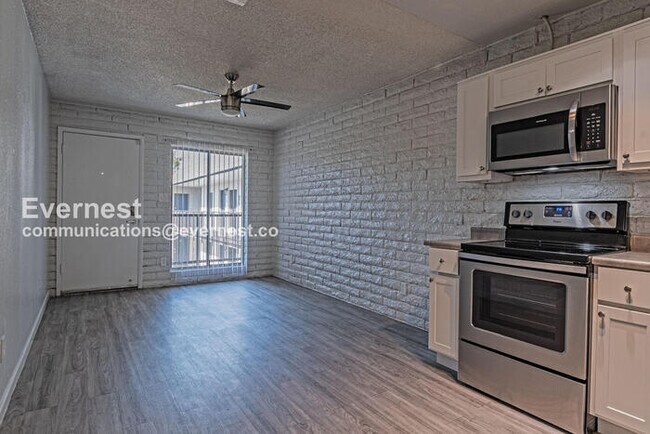 Building Photo - 1014 S Farmer Ave