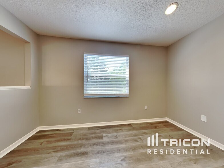 Building Photo - 528 Little Lake Ct