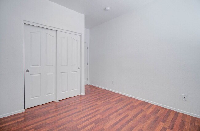 Building Photo - 4836 S Summit Ct