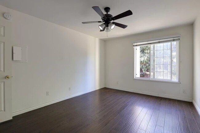 Building Photo - 5515 Canoga Ave