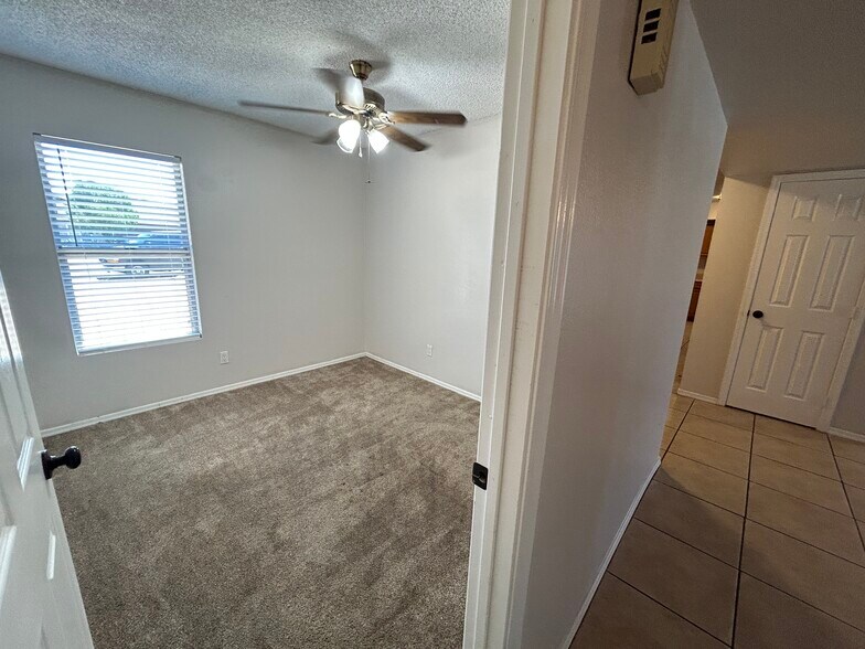 Building Photo - 6150 W Mauna Loa Ln