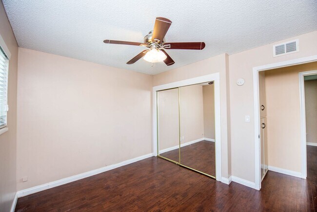 Building Photo - Single Family Stunner!