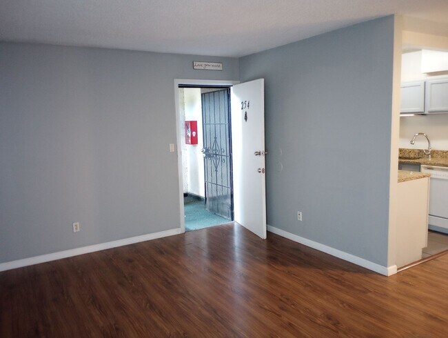Building Photo - Cherry Creek Schools, 2 bed, 1 bath, 900 s...