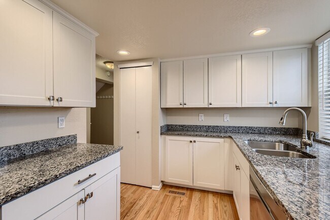 Building Photo - 3 Bedroom 3 Bath in Littleton next to horseshoe park!!
