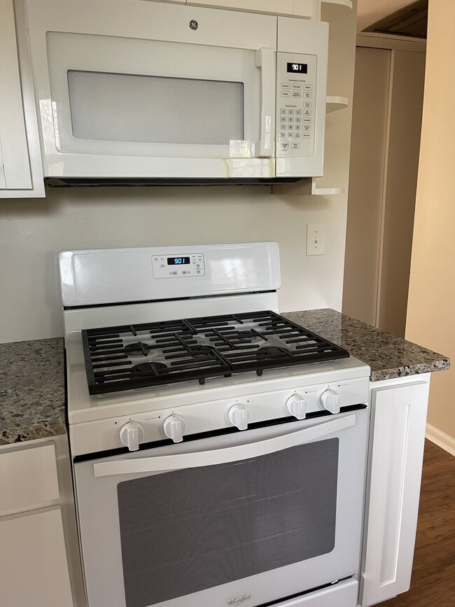 Kitchen - 2725 Gardiner Ln