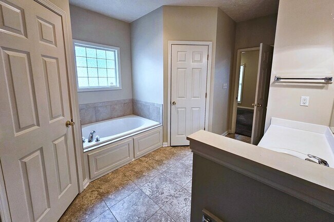 Building Photo - 1370 Trillium Ln