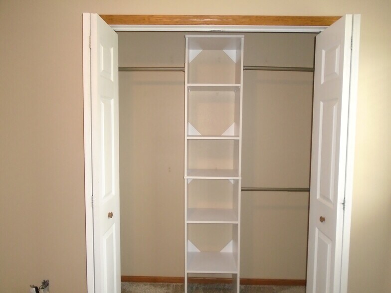 closet - 997 N Highway 105