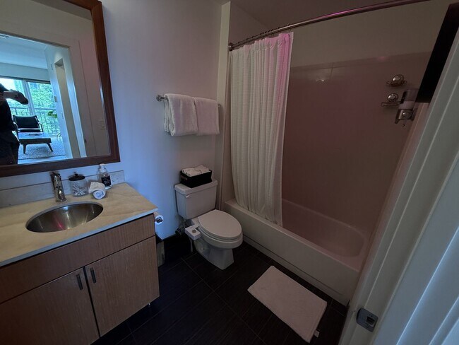 Building Photo - Charming and Rare 2BR/2BA/2Garage Parking ...