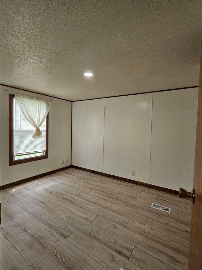 Building Photo - 16974 Balmoral St