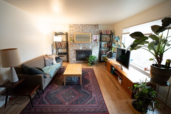 Building Photo - 180 Estes St