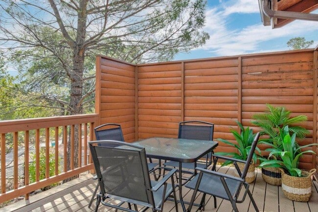 Building Photo - Adorable 2 bed / 1 bath Log Cabin