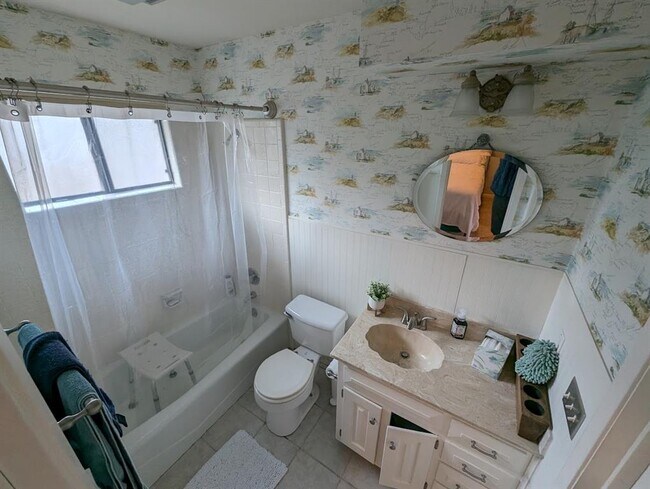 Building Photo - 208 Crescent Bluff