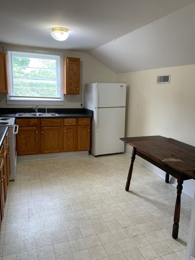 Building Photo - Studio Apartment on 2nd Floor of House Ava...