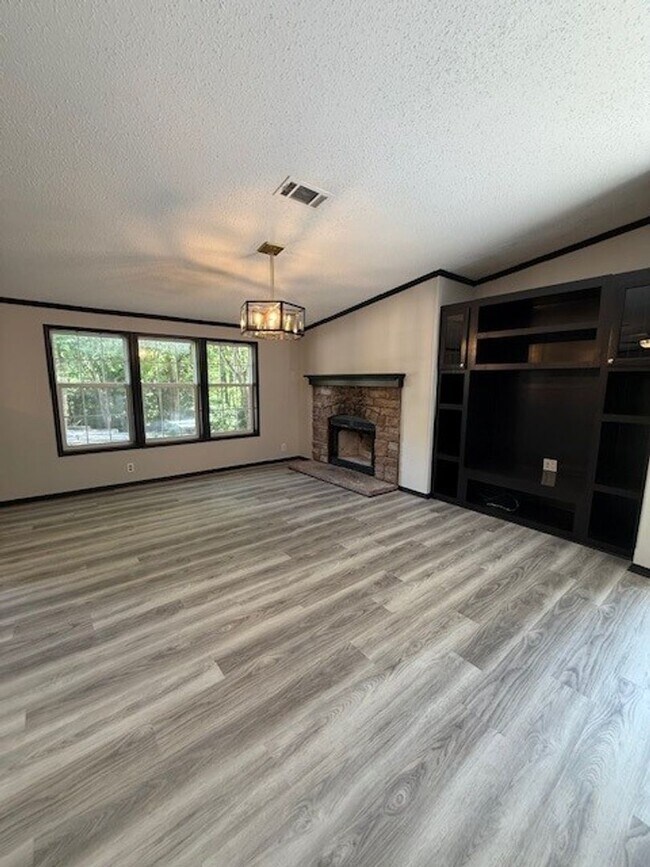 Building Photo - Available Now Spacious 3 Bedroom Home on P...