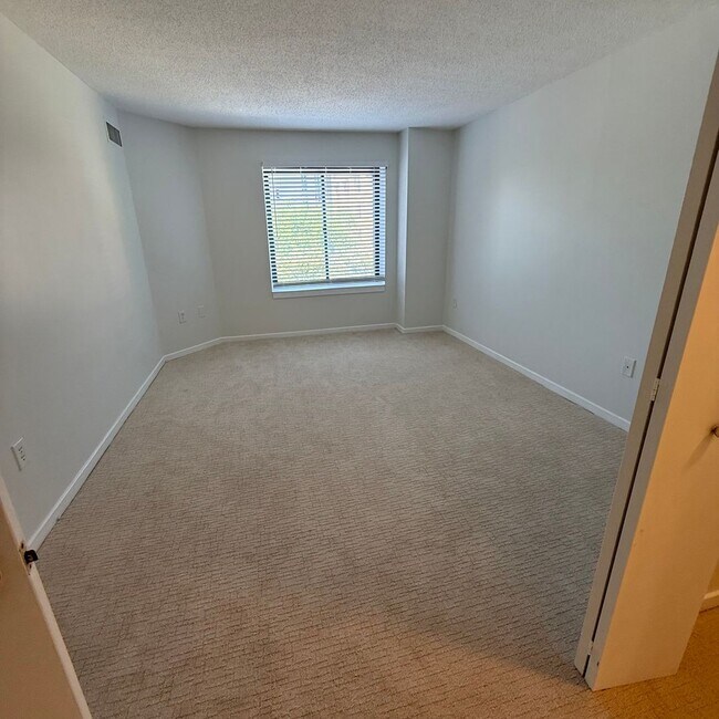 Building Photo - Observatory 402