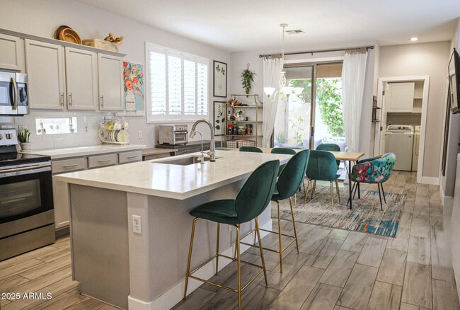 Primary Photo - 1950 W Park Pl