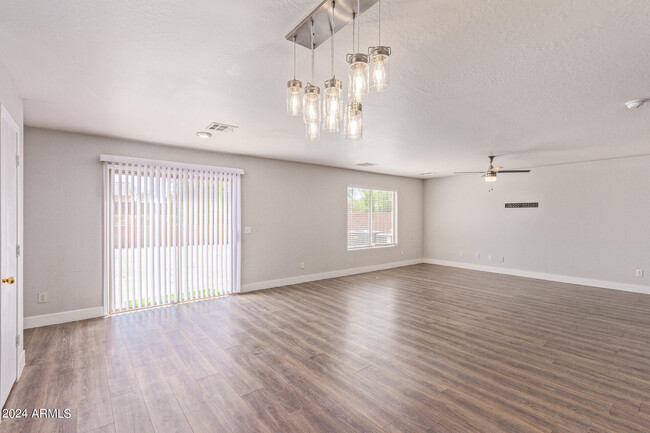 Building Photo - 1009 S 239th Dr