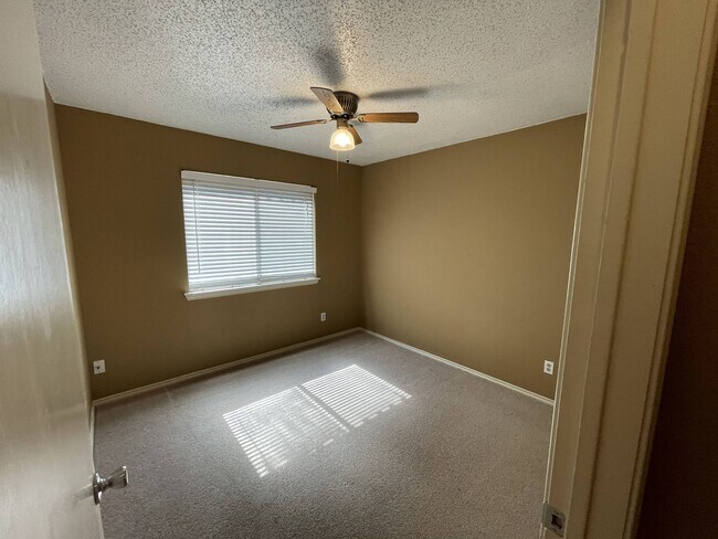 Building Photo - 3202 Fairview Dr