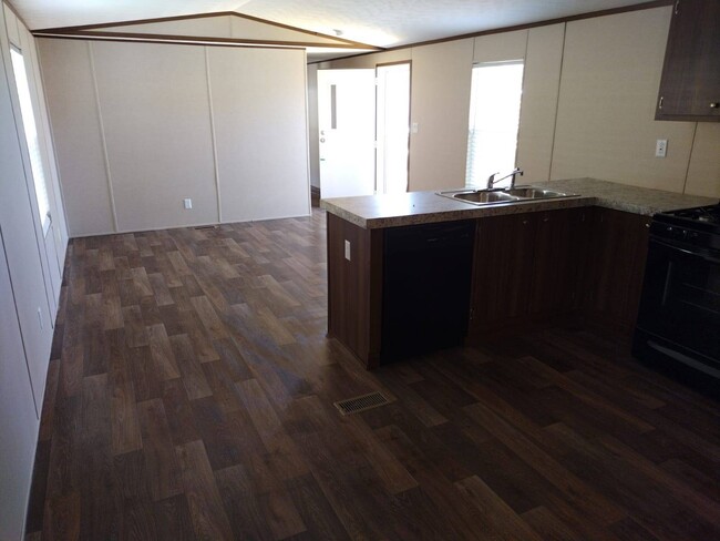 Building Photo - 212 E 5th Ave