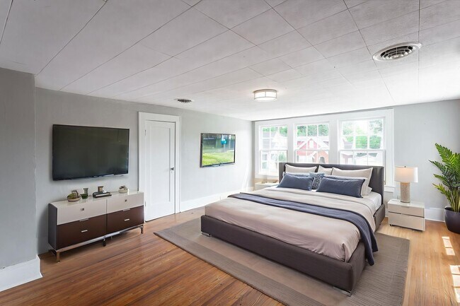 Building Photo - MOVE IN SPECIAL $1000 OFF 1ST MONTH'S RENT...