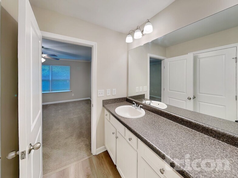 Building Photo - 2275 Wentworth Park Dr