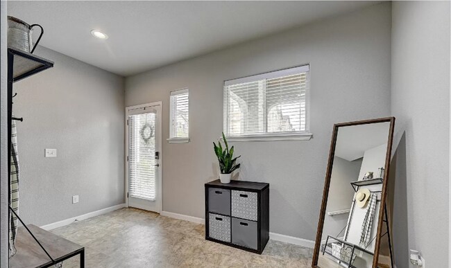 Building Photo - Charming town-home style condo Coming June 2026!