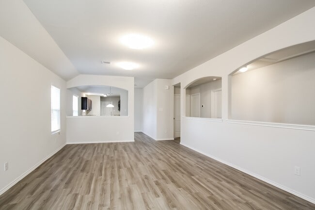 Building Photo - 8810 Lar Ree Oaks Cir