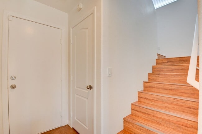 Building Photo - Fabulous 3 bed/2.5 bath two-story home in ...