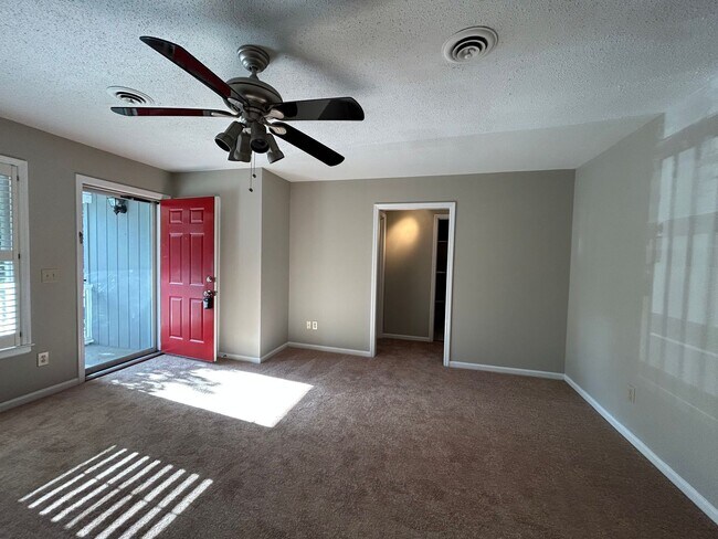 Building Photo - Charming 2BR Condo – Move-In Ready!