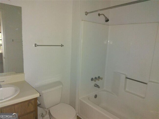 Building Photo - 1600 Oakpoint Dr SW