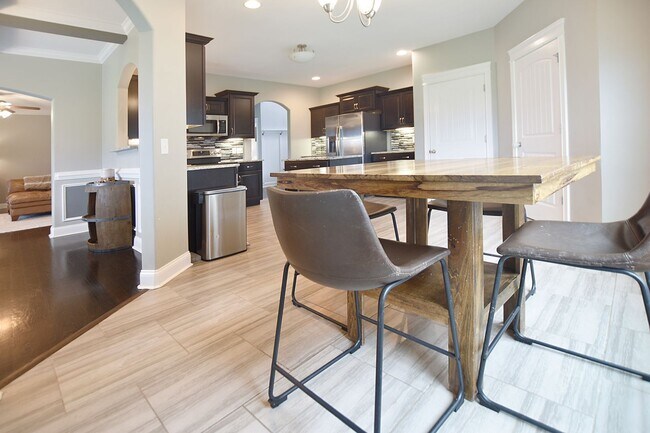 Building Photo - Pet Friendly Five Bedroom!