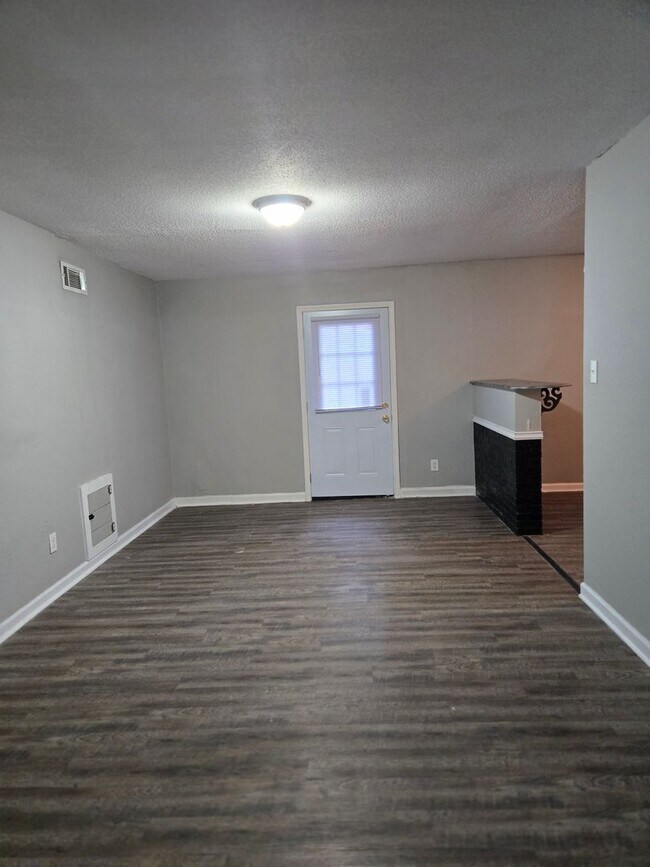 Building Photo - 3 bedroom, 2 bath home for lease.