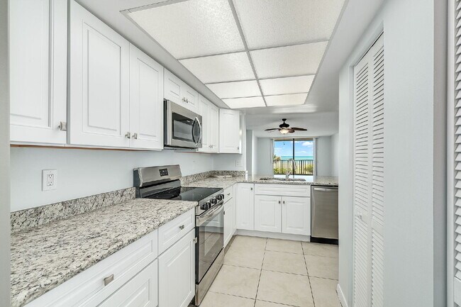 Building Photo - 1/1 Oceanfront condo with resort-like amenities!