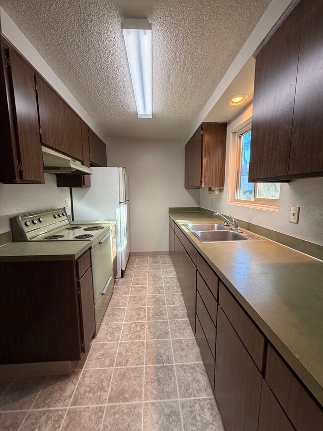 Building Photo - 2-Bedroom Townhouse style apartment