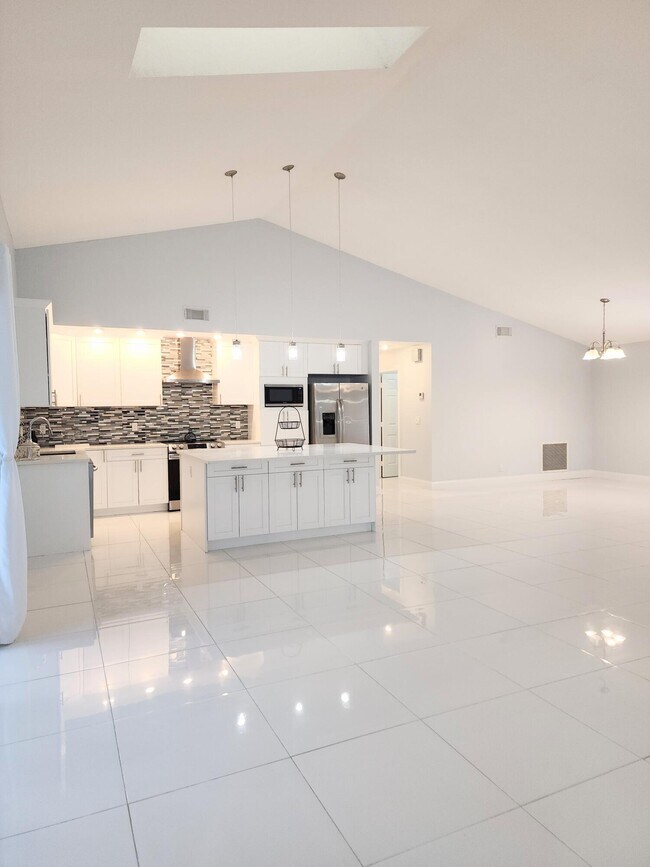 Building Photo - 14526 Paddock Dr