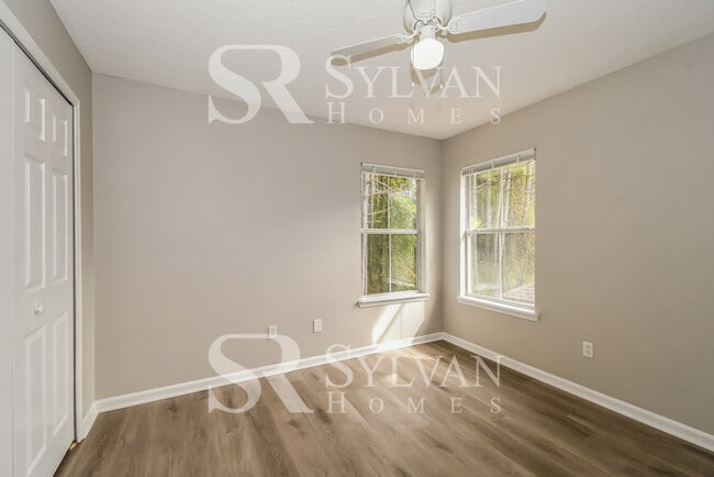 Building Photo - Welcome home to this stunning 4 bedroom, 3 bathroom home!