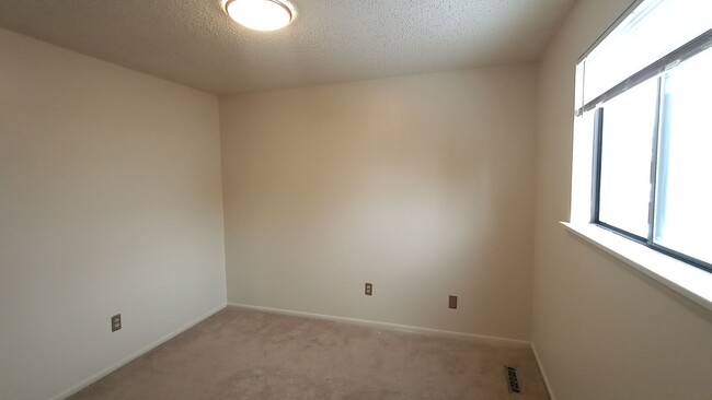 Building Photo - Pleasant Gunbarrel home 3/2.5/2 car