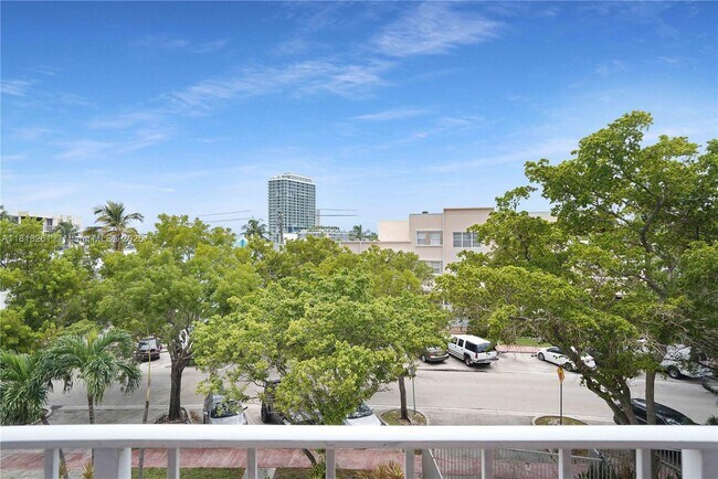 Building Photo - 6900 Bay Dr