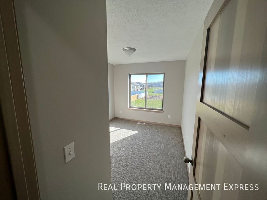 Building Photo - 3-Bedroom, 1.5 Bath Townhome