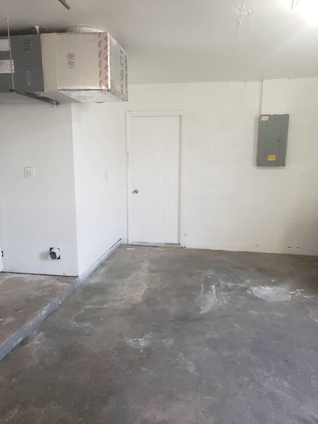 Building Photo - GREAT 3 bedroom 2 bath all new inside sing...