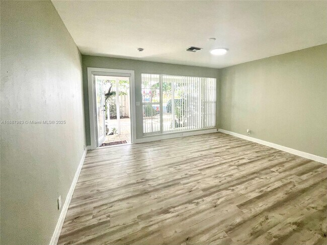 Building Photo - 500 NE 27th Dr