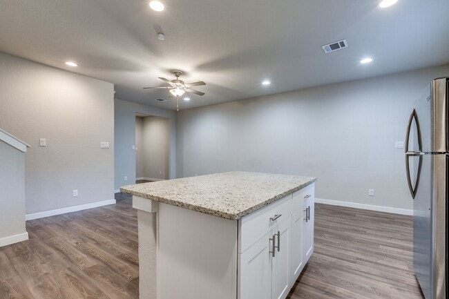 Building Photo - 3-BEDROOM TOWNHOME-STYLE DUPLEX