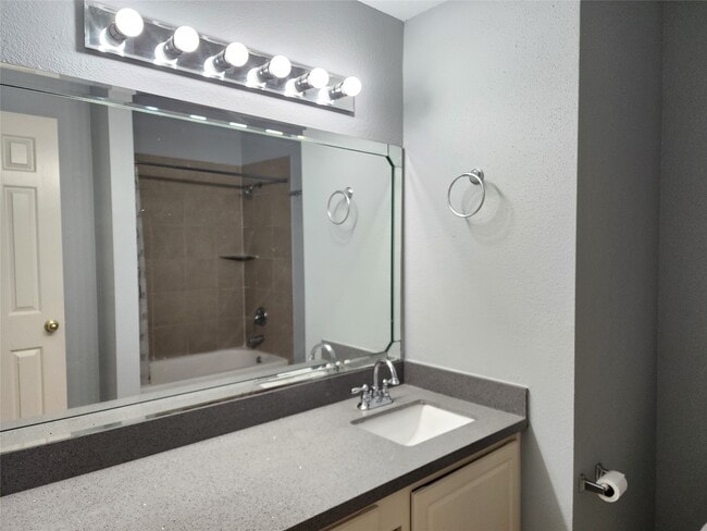 Building Photo - 2255 Braeswood Park Dr