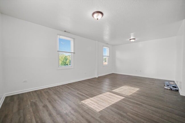 Building Photo - Freshly Renovated 4BR Apartment