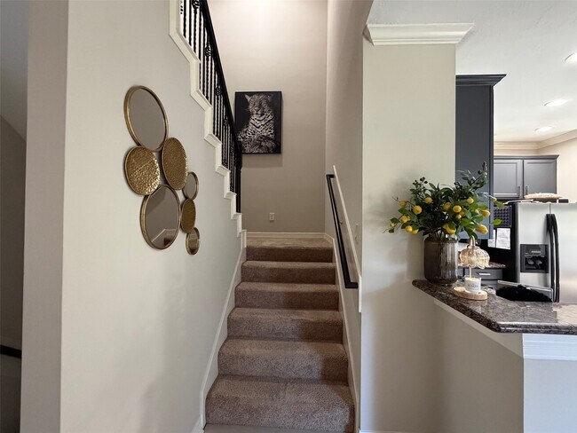 Building Photo - 6222 Skyline Dr