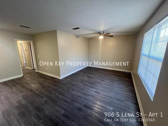 Building Photo - 906 S Lena St