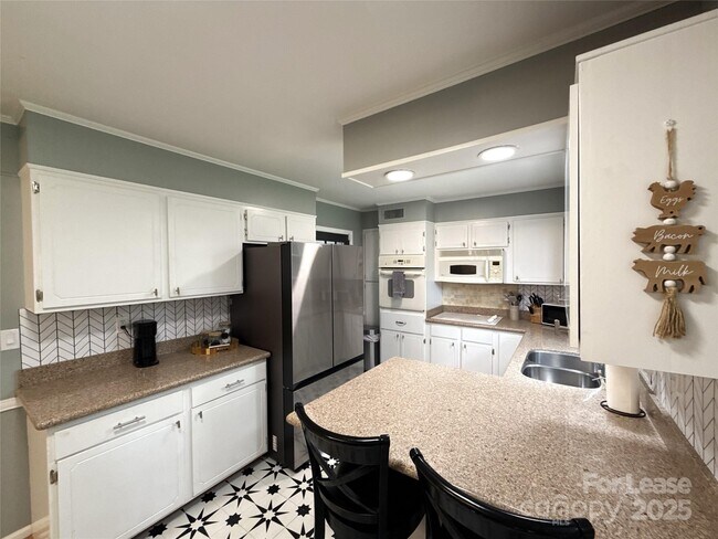 Building Photo - 1600 Paddock Cir